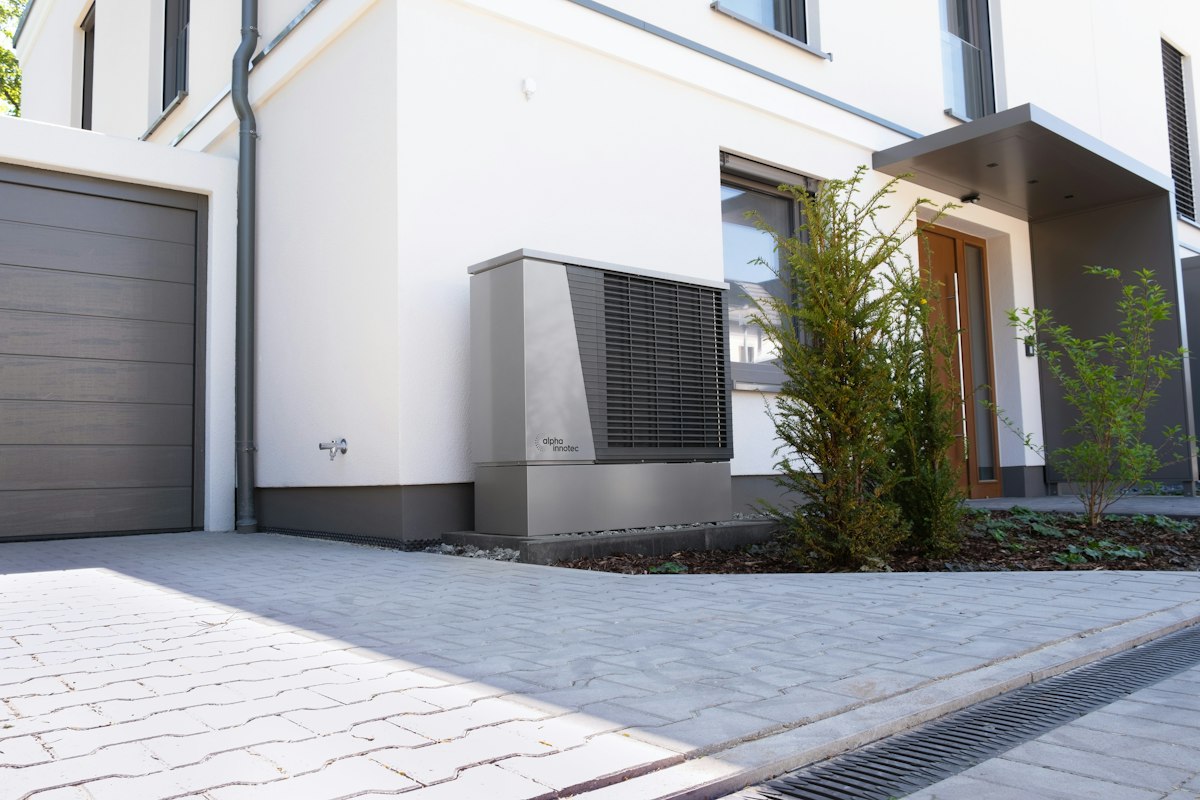 Maison moderne équipée d’une pompe à chaleur extérieure
